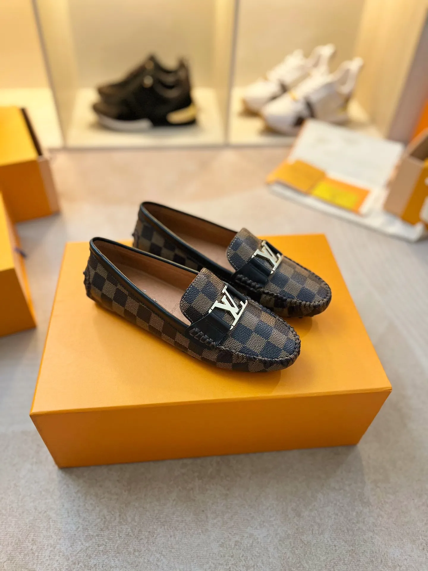 p460💰Couple model❤️🇫🇷 𝙇𝙤𝙪𝙞𝙨 𝙑𝙪𝙞𝙩𝙩𝙤𝙣 🇫🇷Louis Vuitton 2023 Classic𝓛𝓿 𝓣𝓻𝓪𝓲𝓷𝓮𝓻 Sports Series ➪➪➪¯ [Arizona Doudou Shoes Series] ▪️▪️▪️Arizona slip-on shoes are made of Monogram Eclipse canvas. Its hand-painted and dyed edges and hand-sewn uppers fully demonstrate Louis Vuitton's traditional shoemaking craftsmanship. This slip-on shoe is very lightweight. The integrated tongue and upper make it particularly comfortable and flexible. The soft outsole is equipped with rubber padding. Decorated with matching sash. Detailed features: ☑️Monogram Eclipse canvas ☑️Black Eclipse pattern ☑️Hand-painted shoe edges ☑️Hand-sewn uppers (each pair takes time to process) ☑️Integrated tongue and upper construction ☑️Outsole equipped with rubber lining ☑️size: 35_46